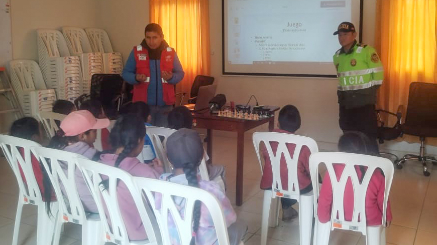 niños aprenden ajedrez en el Tambo Huajintay-Huancavelica