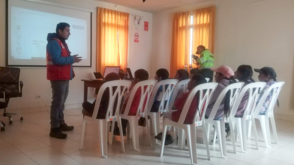 niños aprenden ajedrez en el Tambo Huajintay-Huancavelica