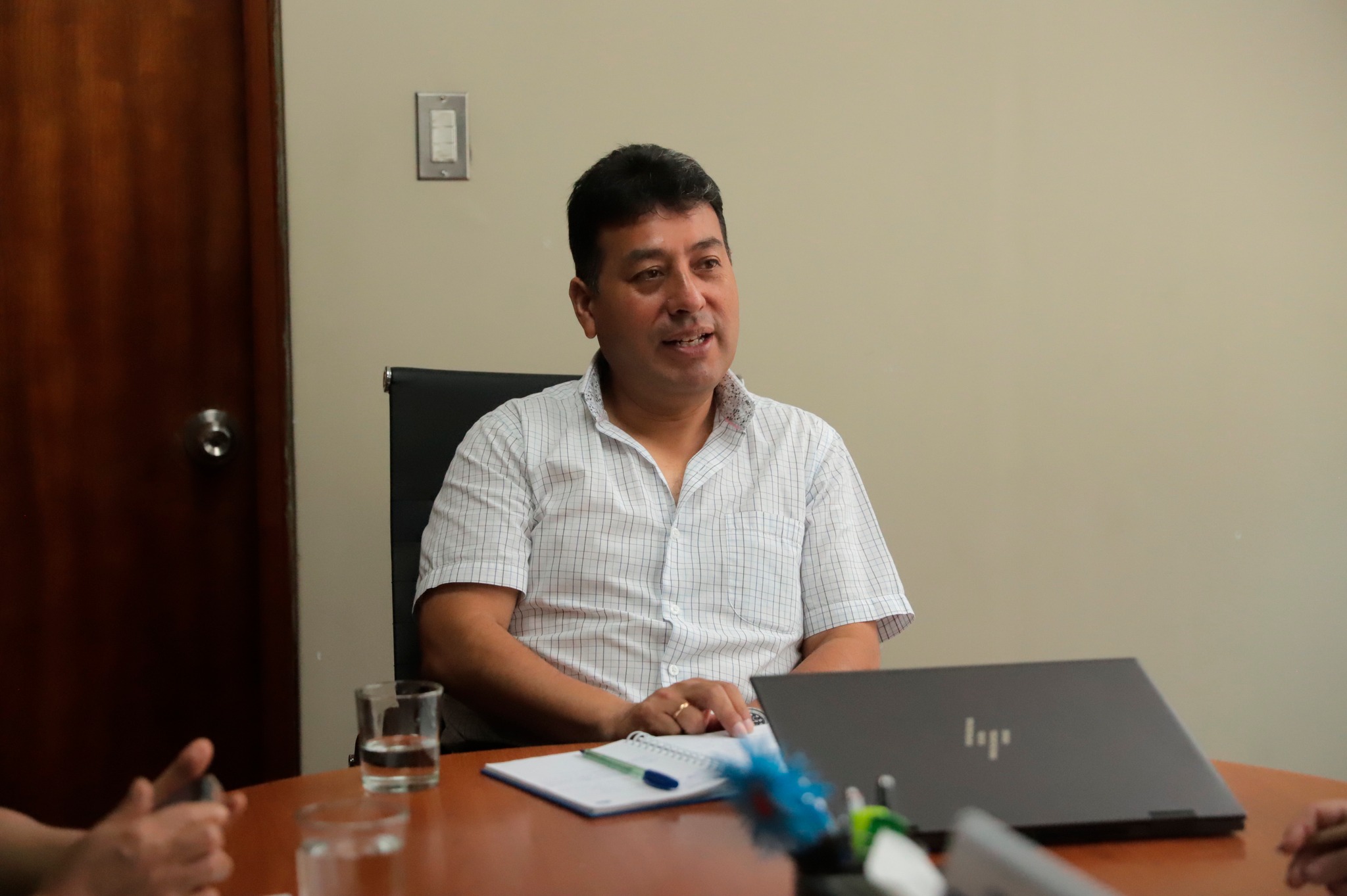 Se trató temas clave sobre el fortalecimiento y empoderamiento de la mujer, la importancia de los colectivos LGTBI y el bienestar de nuestra comunidad.
Durante el encuentro, se destacó el trabajo que viene realizando la municipalidad en estos temas, así como las diversas actividades y programas orientados a la educación, la salud y el desarrollo integral de la comunidad.
Desde la Municipalidad de El Agustino reafirmamos nuestro compromiso con la inclusión, la igualdad y el progreso de todos.