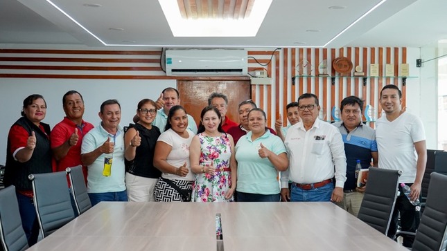 Janet Castagne, alcaldesa provincial, Karen del Águila, gerente municipal, Cayo Amacifuén,  gerente de Servicios Públicos y Gestión Ambiental, Magaly Vela, gerente de Desarrollo social y Económico junto a dirigentes del Bloque 9.