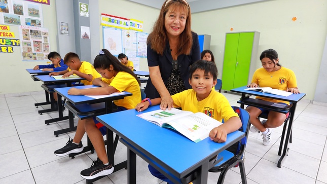 profesora con alumno