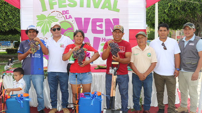 Concurso "Mejor racimo de Uva" "I festival de la vendimia huarmeyana 2025"
