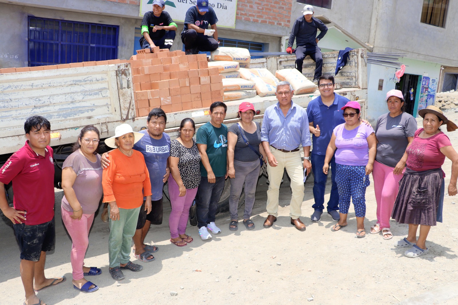 Fernando Cárdenas llega a Nuevo Huaral y entregó materiales de construcción para nuevo local comunal