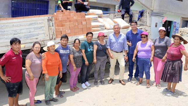 Fernando Cárdenas llega a Nuevo Huaral y entregó materiales de construcción para nuevo local comunal  