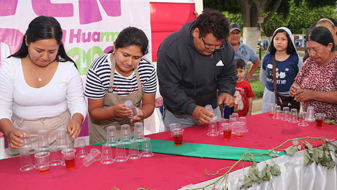 Concurso "Armado de torre con vasos" "I Festival de la vendimia huarmeyana 2025"