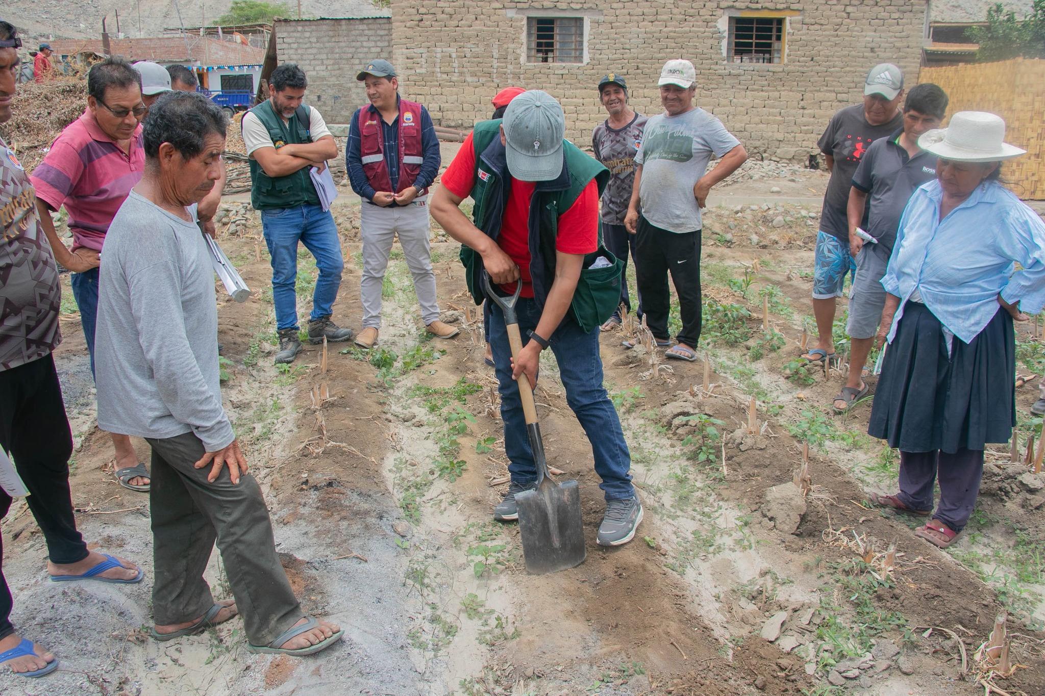 Municipalidad de Huarmey fortalece capacidades productivas en análisis de suelo y fertilización en el C.P. Garlero