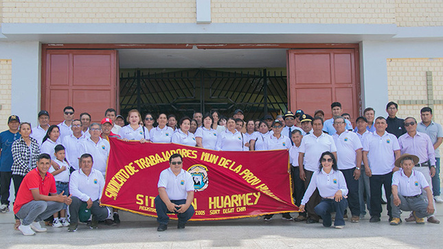 Sindicato de trabajadores municipales participan del izamiento dominical al conmemorar 45 años de fundación en Huarmey