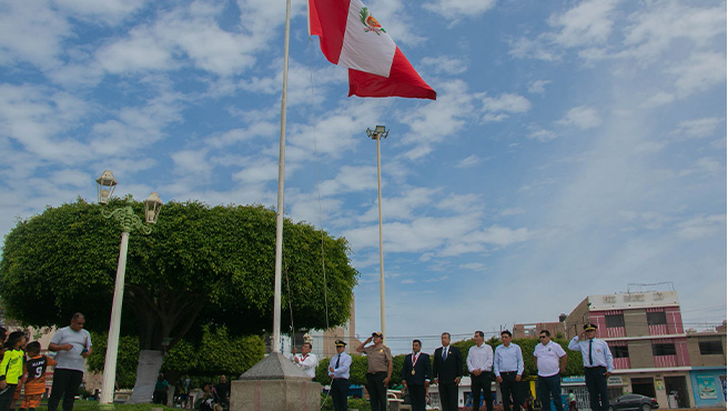 Sindicato de trabajadores municipales participan del izamiento dominical al conmemorar 45 años de fundación en Huarmey