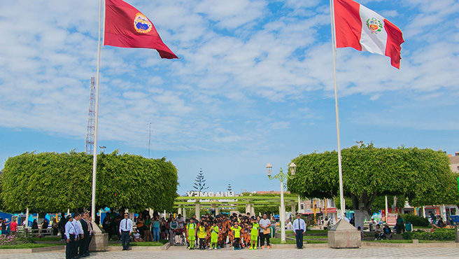 Sindicato de trabajadores municipales participan del izamiento dominical al conmemorar 45 años de fundación en Huarmey