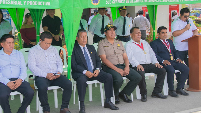 Sindicato de trabajadores municipales participan del izamiento dominical al conmemorar 45 años de fundación en Huarmey