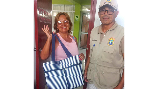 Serenazgo entrega bolso encontrado en la plaza de Huarmey