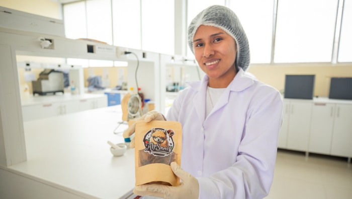 Brenda Silva mostrando su producto Alp snack