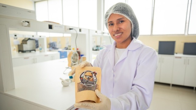 Brenda Silva mostrando su producto Alp snack