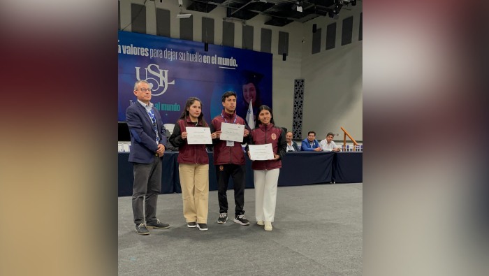 Becaria con su premio