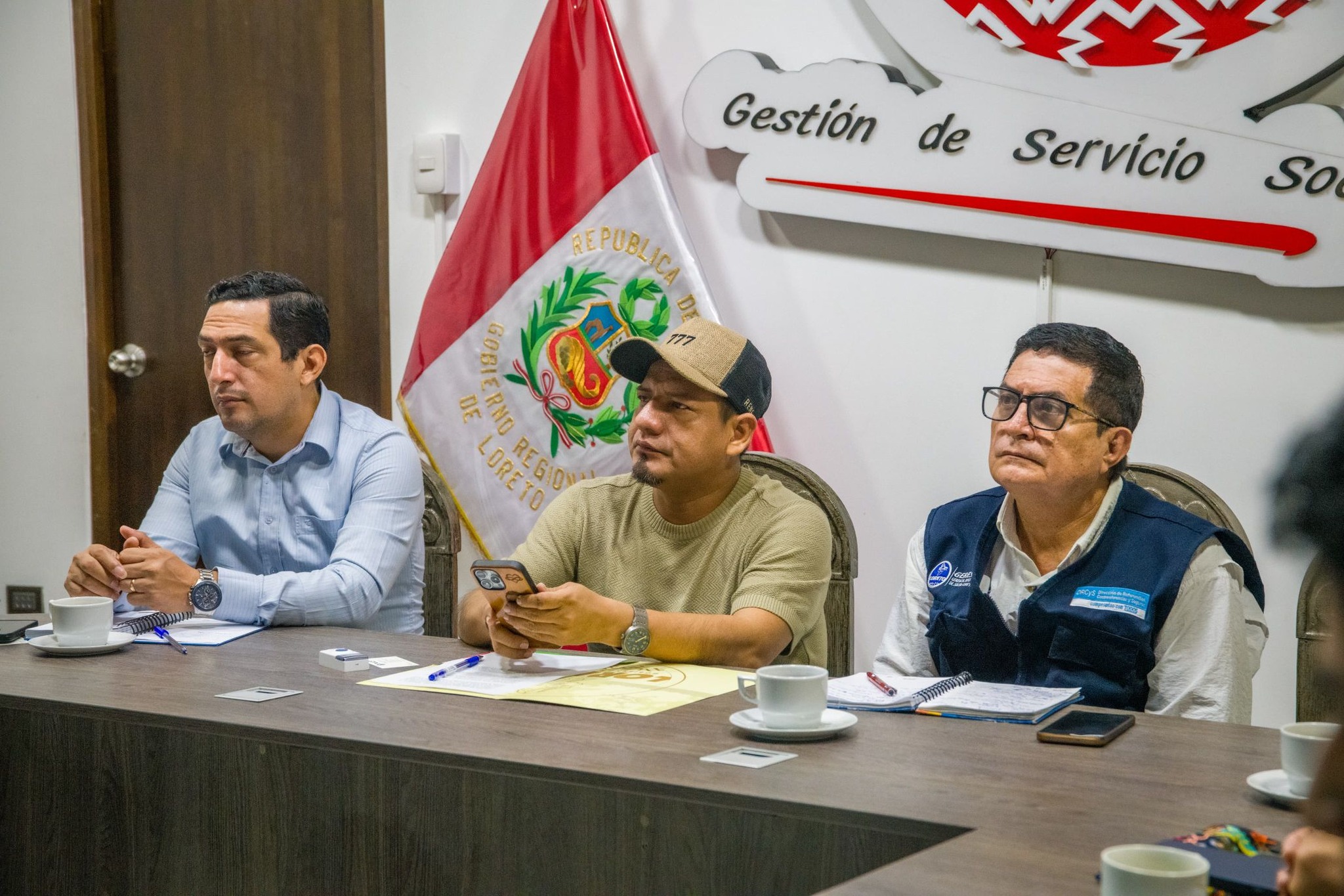"El Gobernador René Chávez se reúne con GIDIS-PUCP para impulsar el desarrollo tecnológico en salud"