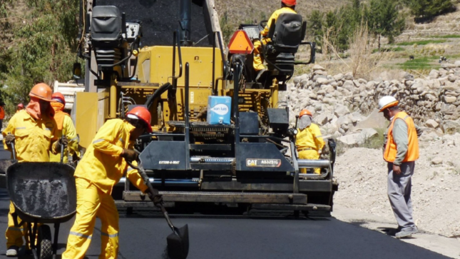 Maquinaria y operadores asfaltandotelas una pista en Perú.