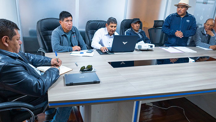Emsapuno brinda reunión informativa a miembros de comité de vigilancia del Convenio 025