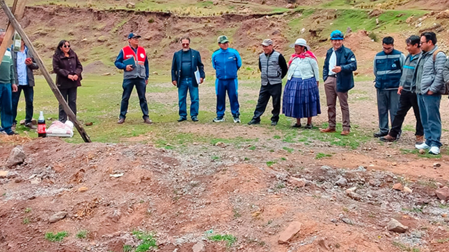 Realizan trazo de redes colectoras del sistema de alcantarillado sanitario en el barrio los Andes Cancharani