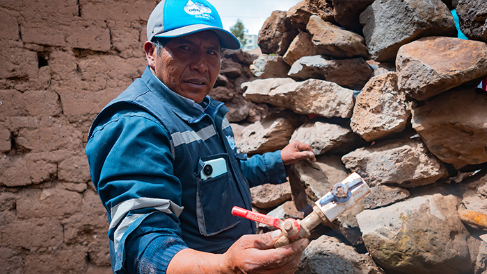 Emsapuno clausura conexión clandestina de agua potable en el barrio Huáscar por denuncia anónima