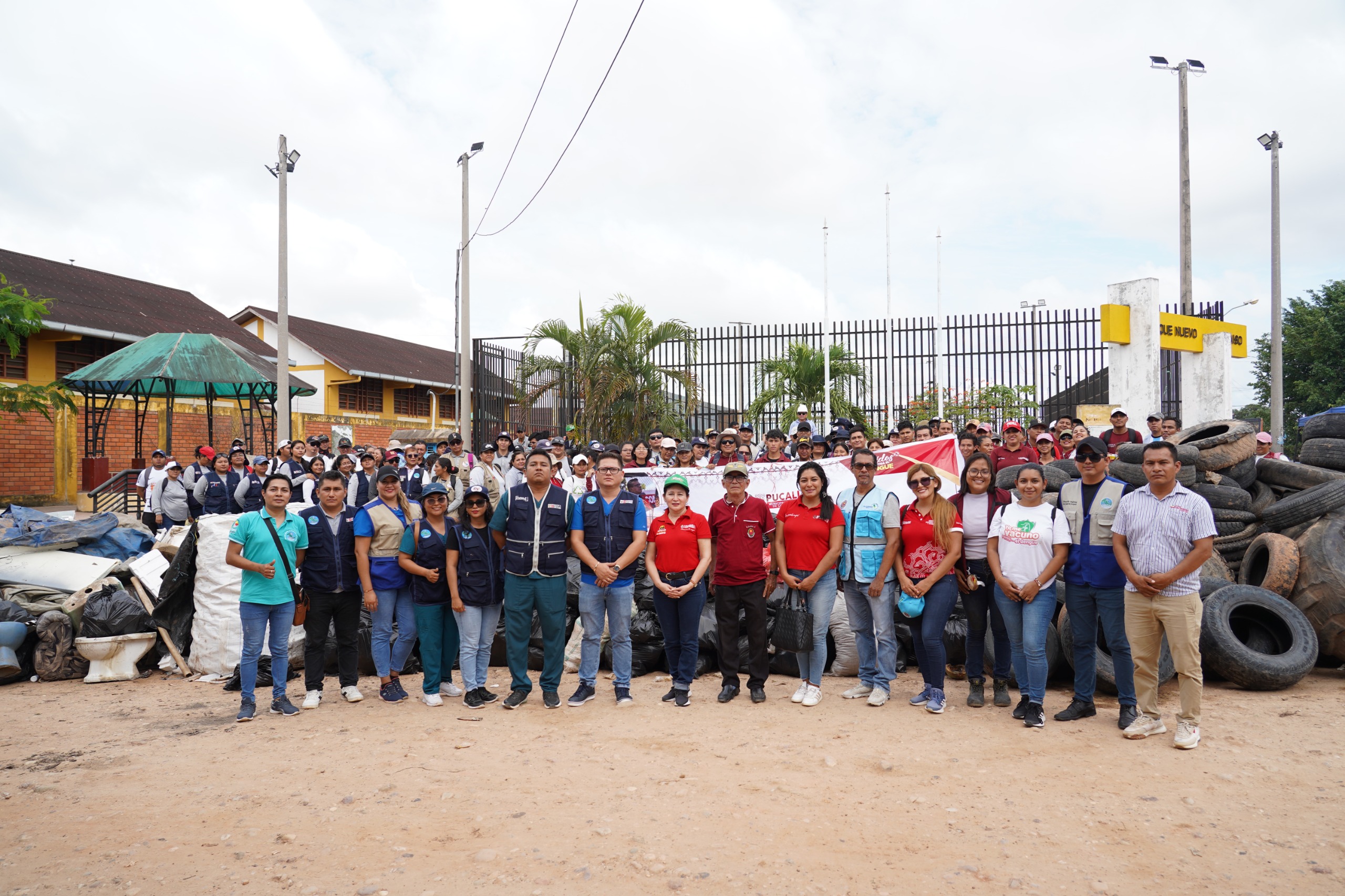 Llantas y todo tipo de recipientes que acumulan agua que propaga los criaderos del aedes Aegypti recogió la comuna provincial en el sector Nuevo Paraíso.  