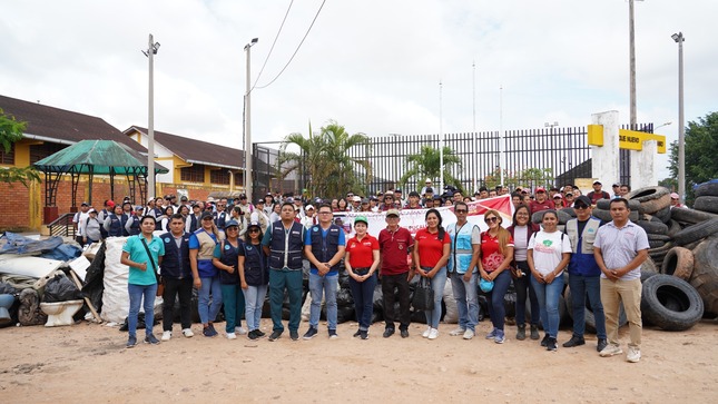 Llantas y todo tipo de recipientes que acumulan agua que propaga los criaderos del aedes Aegypti recogió la comuna provincial en el sector Nuevo Paraíso.  