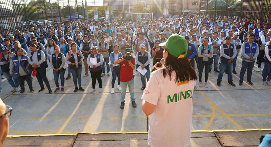 Janet Castagne alienta al personal municipal y de salud que se movilizó el último sábado para erradicar el dengue de nuestra ciudad. 