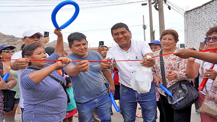 Nuestro alcalde Econ. Néstor de la Rosa Villegas, luego de más de tres décadas de espera lo hizo, ahora vecinos de la calle 9, 10 y 11 del AA.HH Flor de Amancaes por fin pueden respirar aire limpio, sin polvo, gracias a las nuevas pistas y veredas que impulsó, gestionó y construyó la Municipalidad del Rímac. Estos trabajos comprenden la construcción de veredas de concreto, pistas, sardinel peraltado y sumergido, áreas verdes, gibas para reducir la velocidad, rampas para las personas con discapacidad y el pintado de la vía, convirtiéndola en más atractiva y segura.