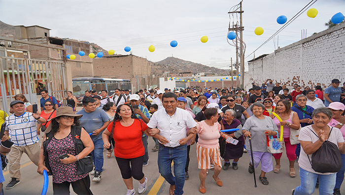 Nuestro alcalde Econ. Néstor de la Rosa Villegas, luego de más de tres décadas de espera lo hizo, ahora vecinos de la calle 9, 10 y 11 del AA.HH Flor de Amancaes por fin pueden respirar aire limpio, sin polvo, gracias a las nuevas pistas y veredas que impulsó, gestionó y construyó la Municipalidad del Rímac. Estos trabajos comprenden la construcción de veredas de concreto, pistas, sardinel peraltado y sumergido, áreas verdes, gibas para reducir la velocidad, rampas para las personas con discapacidad y el pintado de la vía, convirtiéndola en más atractiva y segura.