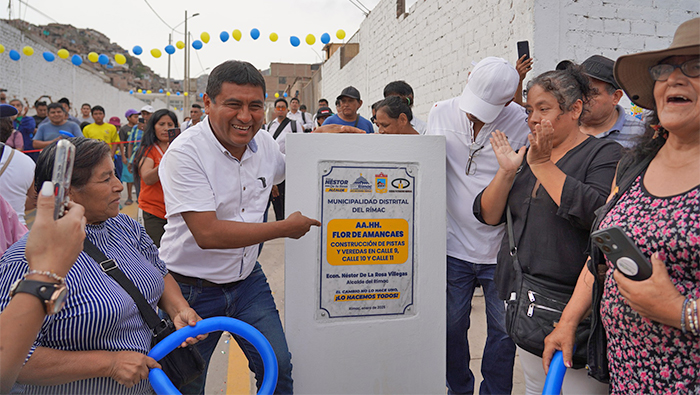Nuestro alcalde Econ. Néstor de la Rosa Villegas, luego de más de tres décadas de espera lo hizo, ahora vecinos de la calle 9, 10 y 11 del AA.HH Flor de Amancaes por fin pueden respirar aire limpio, sin polvo, gracias a las nuevas pistas y veredas que impulsó, gestionó y construyó la Municipalidad del Rímac. Estos trabajos comprenden la construcción de veredas de concreto, pistas, sardinel peraltado y sumergido, áreas verdes, gibas para reducir la velocidad, rampas para las personas con discapacidad y el pintado de la vía, convirtiéndola en más atractiva y segura.