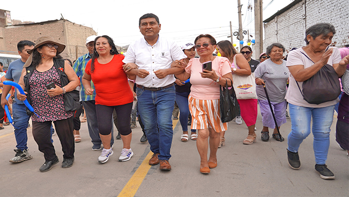 Nuestro alcalde Econ. Néstor de la Rosa Villegas, luego de más de tres décadas de espera lo hizo, ahora vecinos de la calle 9, 10 y 11 del AA.HH Flor de Amancaes por fin pueden respirar aire limpio, sin polvo, gracias a las nuevas pistas y veredas que impulsó, gestionó y construyó la Municipalidad del Rímac. Estos trabajos comprenden la construcción de veredas de concreto, pistas, sardinel peraltado y sumergido, áreas verdes, gibas para reducir la velocidad, rampas para las personas con discapacidad y el pintado de la vía, convirtiéndola en más atractiva y segura.