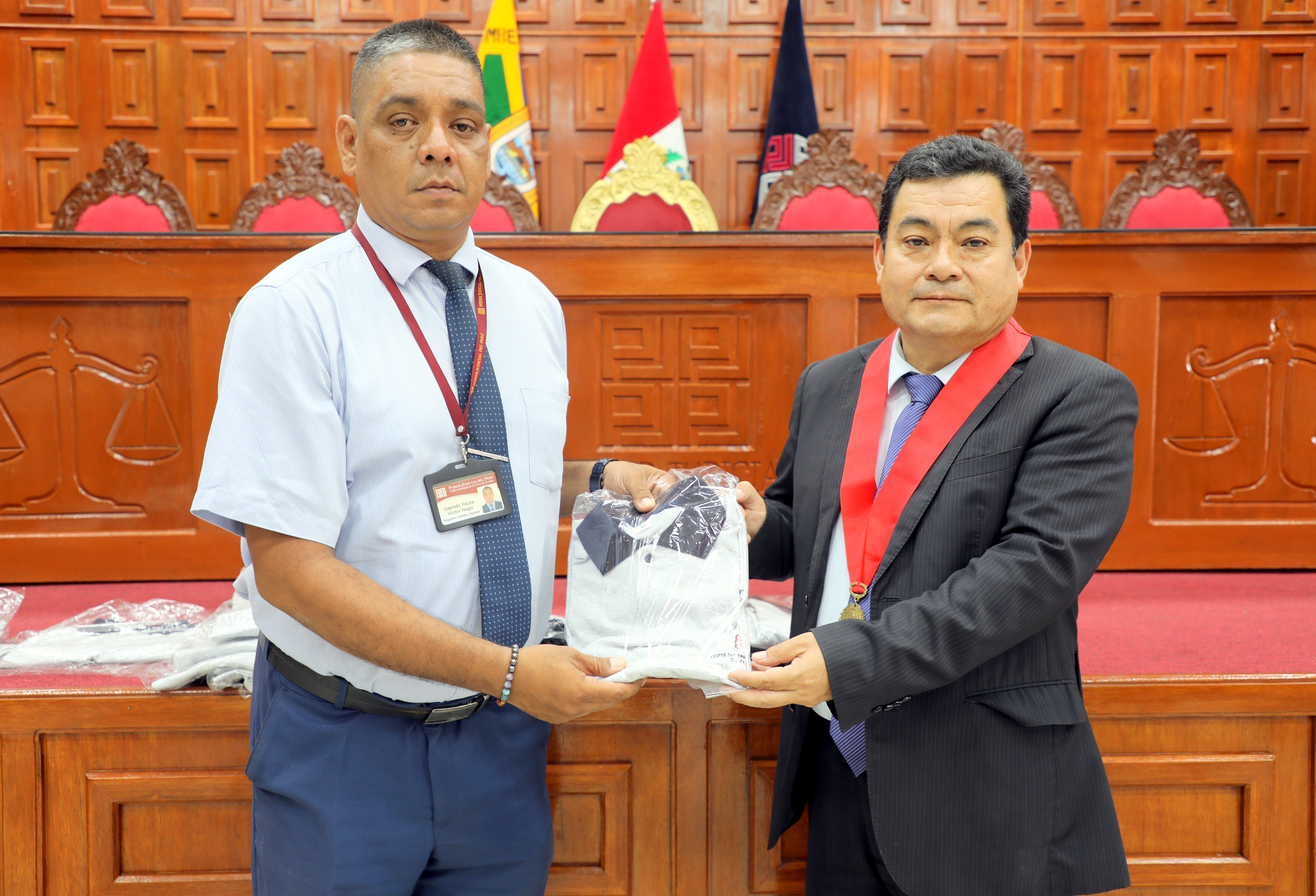 Corte Superior de Justicia de Tumbes realiza entrega de polos institucionales a los Servidores de Seguridad y Resguardo