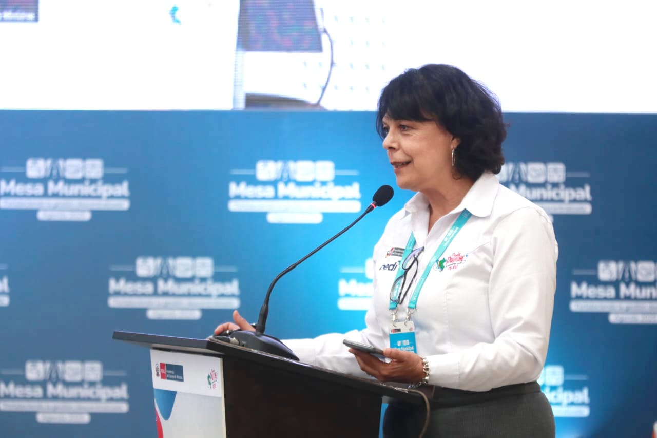 Fotografía de la jefa del OEDI en el evento Mesa Municipal Macro Sur I