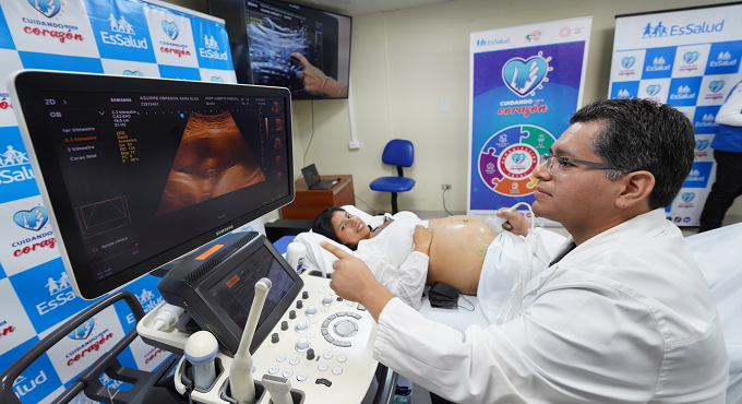 EsSalud Sabogal corrige malformación en la columna de un bebé con compleja cirugía fetal