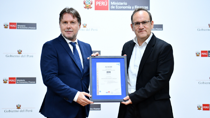 Ministro Salardi recibiendo certificación