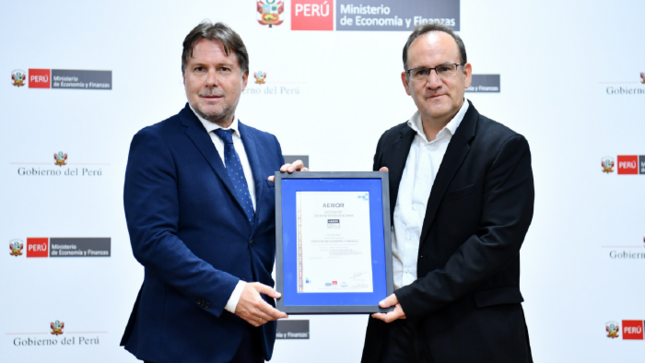Ministro Salardi recibiendo certificación