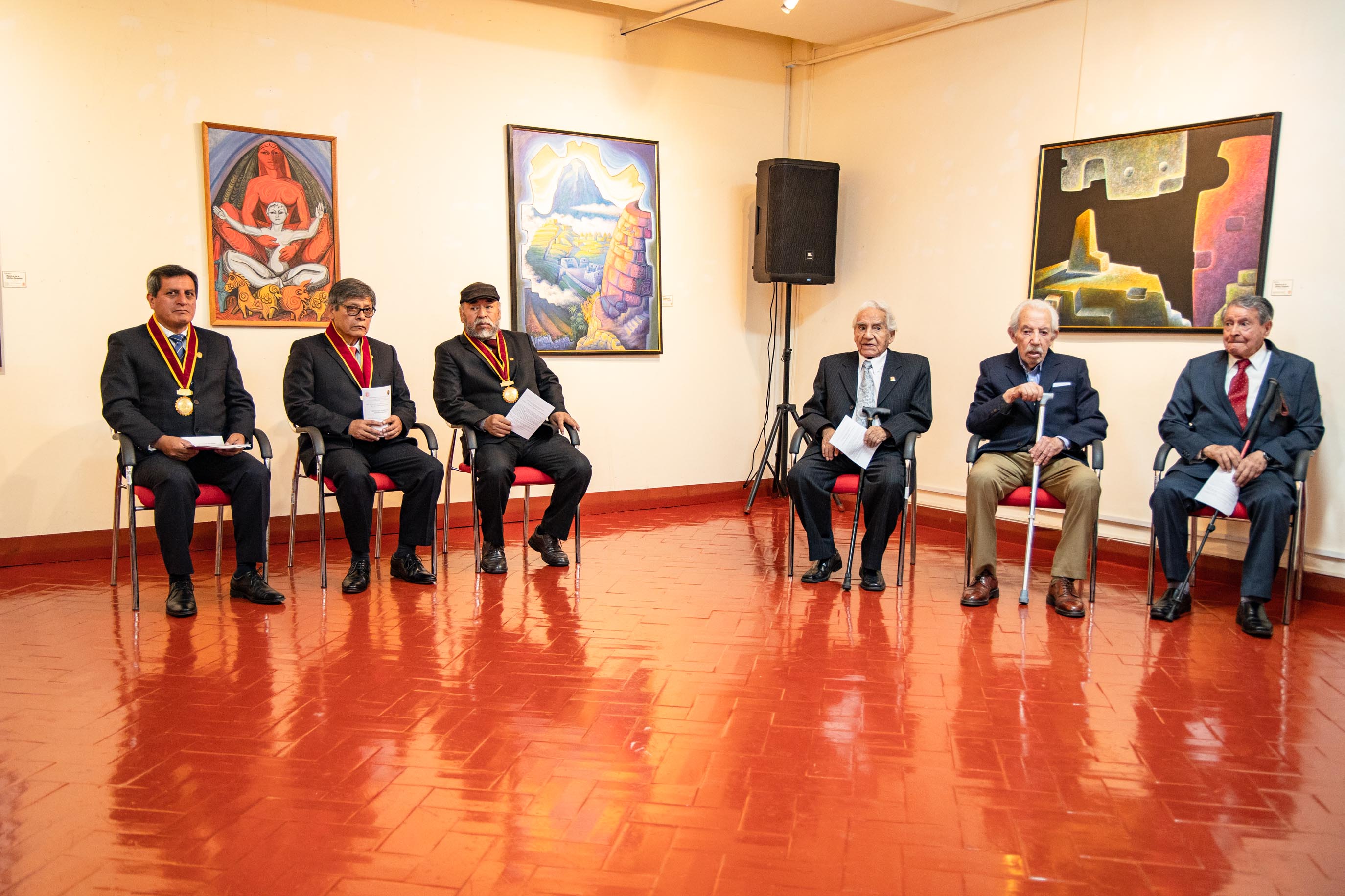 Comisión Orgnanizadora de la UNADQTC en pleno, y maestros reconocidos (De izquierda a derecha: Yohn Lasteros, vicepresidente académico, Víctor Ayma, presidente de la C.O.; Mario Curasi, vicepresidente de investigación; maestros Hugo Béjar, Rubén Vera y Armando Medina)