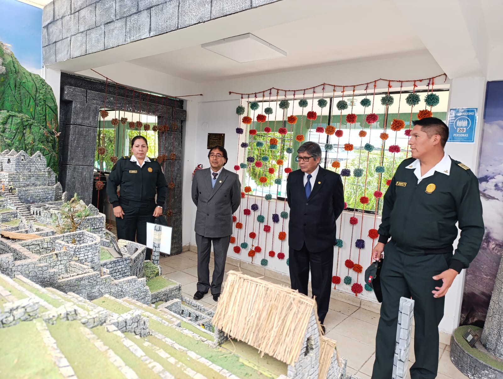 Recorrido en las instalaciones del local de la PNP