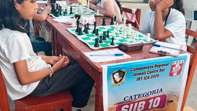 "Del 14 al 16 de febrero, los niños de la Escuela Municipal de Ajedrez participaron en el Torneo Regional Par Centro Sur - Ica 2025, llevado a cabo en la ciudad de Ica - Tinguiña. En este evento, que reunió a participantes de diversas localidades del Centro Sur (Mala, Cañete, Ica, Ayacucho, Puquio), nuestros representantes lograron destacar al obtener los primeros lugares. Este torneo tiene la particularidad de ser clasificatorio para el Campeonato Nacional, que se celebrará en Lima del martes 25 de febrero al domingo 2 de marzo."
¡Un verdadero orgullo ver su progreso y pasión por el ajedrez!
Felicitamos los logros obtenidos por nuestros estudiantes:
🥇 Burgos Quispe, Félix Álvaro – Sub-6 Absoluto
✅ 1er Lugar: modalidad clásica
✅ 1er Lugar: modalidad rápidas
✅ 2do Lugar: modalidad blitz
🥇 Puma Lezama, Vasco Tomas Antonio – Sub-10 Absoluto
✅ 7mo Lugar: modalidad clásica
🥇 Vera Alca, Astrid Thais – Sub-10 Femenino
✅ 1er Lugar: modalidad clásica
✅ 2do Lugar: modalidad rápidas
🥇 Puma Lezama, Freddy Gabriel – Sub-12 Absoluto
✅ 3er Lugar: modalidad blitz
✅ 9no Lugar: modalidad clásica
🥇 Palomino Quispe Mateo Henry - Sub14 Absoluto
✅ 1er Lugar: modalidad clásica
✅ 1er Lugar: modalidad rápidas
✅ 1er Lugar: modalidad blitz
🥇 Prado Mendivil Carlos Roberto - Sub14 Absoluto
✅ 9no Lugar: modalidad clásica
🥇 Francia Gutiérrez Nefi Santiago - Sub 14
✅ 22 Lugar: modalidad clásica
🥇 Puma Lezama, Ángela Fernanda – Sub-14 Femenino 
✅ 4to Lugar: modalidad clásica
🥇 Murga Carrión Kael Salvador - Sub 08
✅ 8vo Lugar: modalidad clásica
✅ 7mo Lugar: modalidad blitz
𝙈𝙖𝙡𝙖, 𝙪𝙣𝙖 𝙣𝙪𝙚𝙫𝙖 𝙝𝙞𝙨𝙩𝙤𝙧𝙞𝙖 🌄
