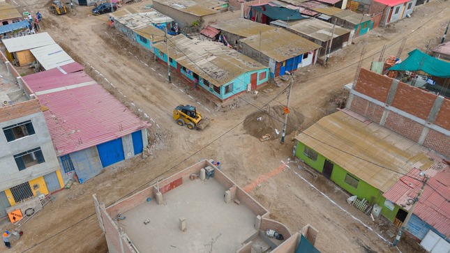 ¡Avanzan las obras de pistas y veredas en A.H. Nuevo Pachacútec, mejorando la calidad de vida y generando empleo! 💪
