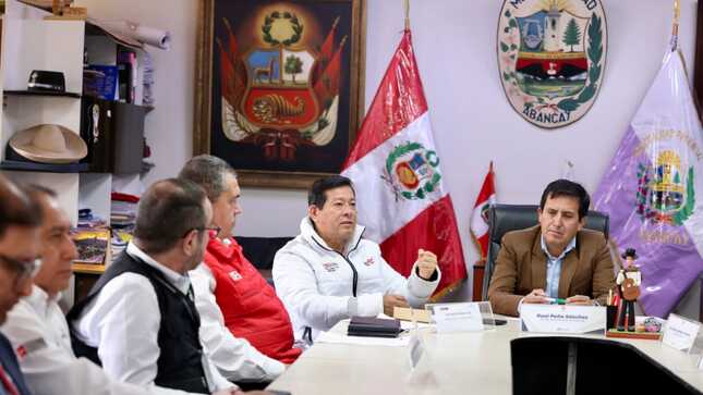 Foto de Superintendente nacional de los registros públicos con otras autoridades en mesa técnica