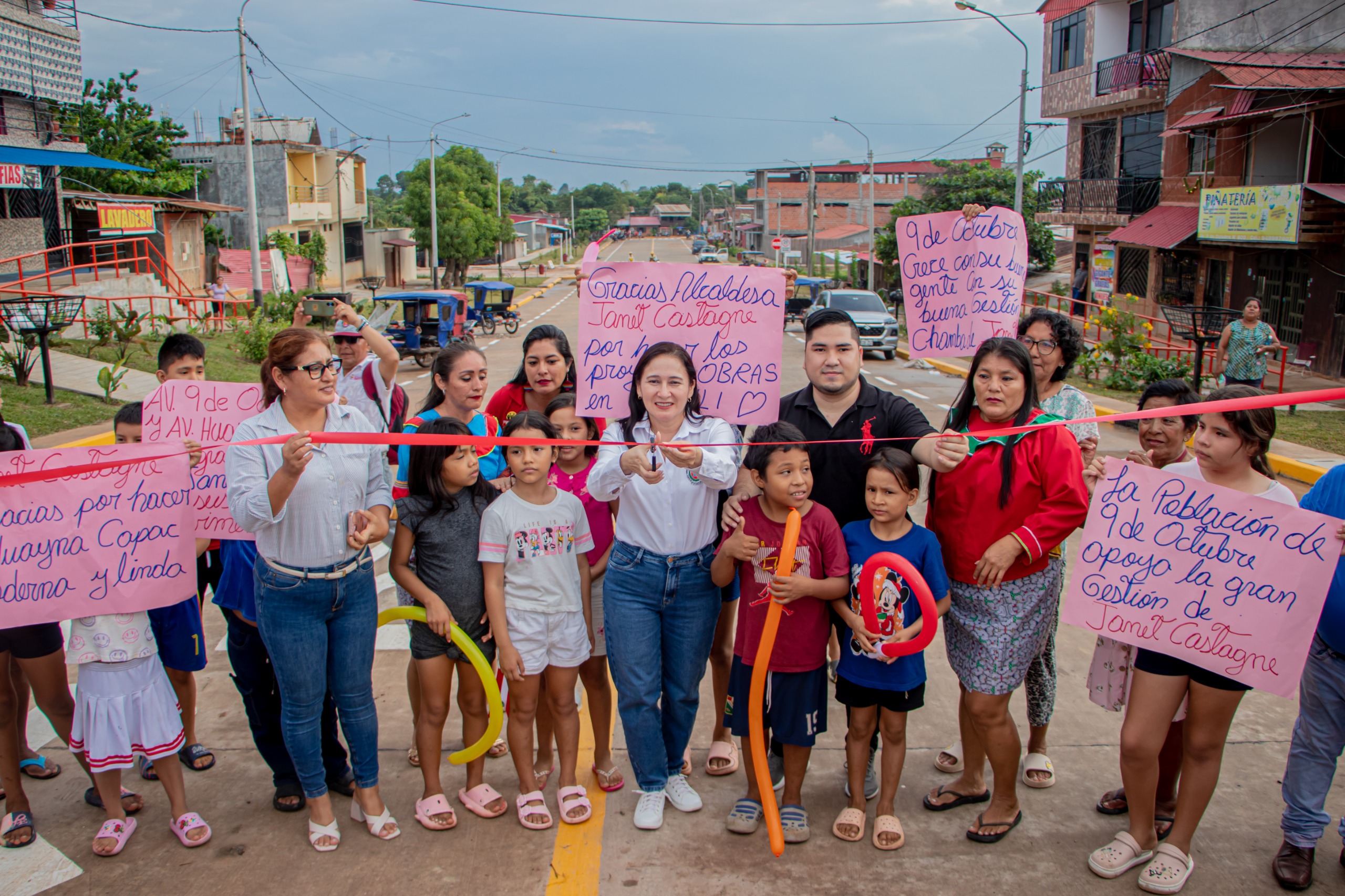 Corte de cinta, en señal de inauguración de la pavimentación de la Av. Huayna Cápac.

