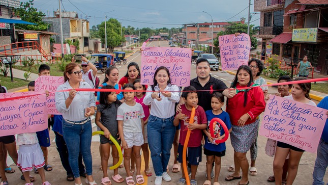 Corte de cinta, en señal de inauguración de la pavimentación de la Av. Huayna Cápac.

