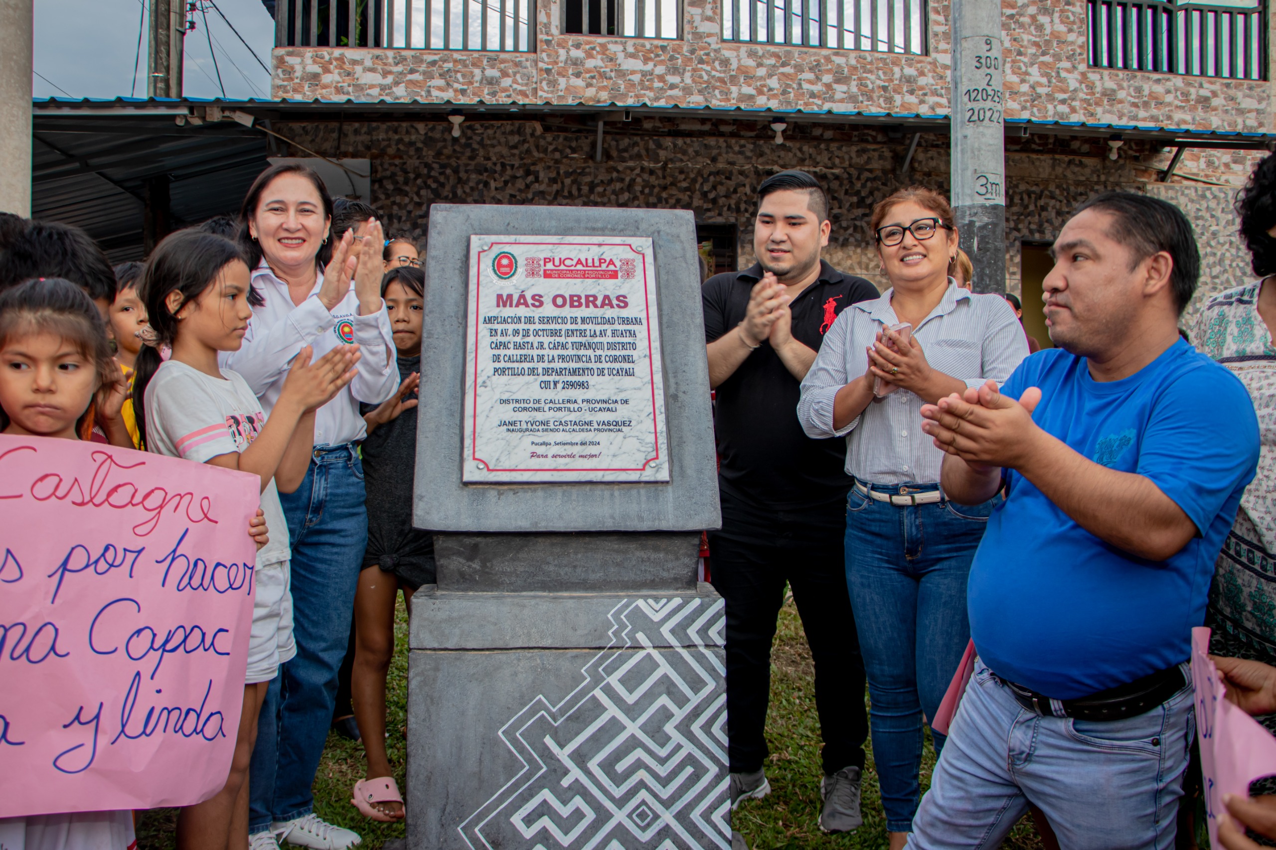 Develación de placa recordatoria de la obra de mejoramiento vial de la avenida 9 de Octubre