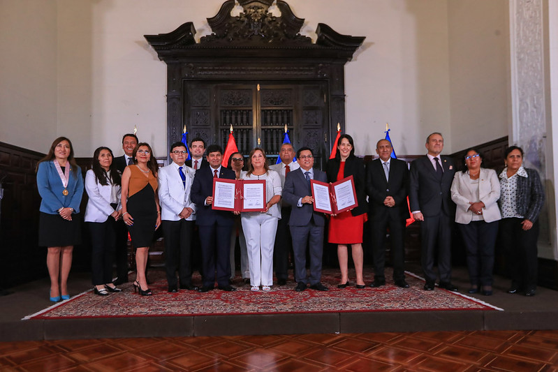Jefa de Estado lideró la ceremonia de firma de la adenda al contrato de Estado a Estado con Francia para ejecutar el nuevo hospital Goyeneche de Arequipa, con transparencia.