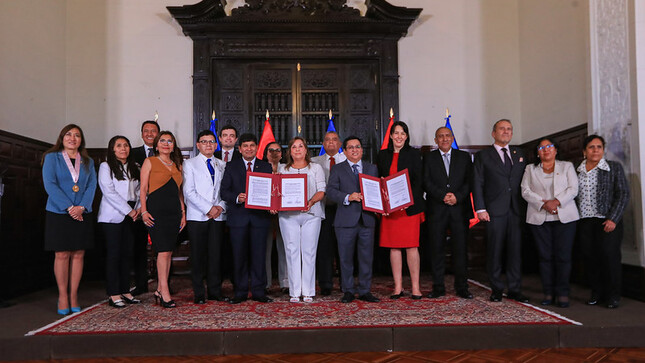 Jefa de Estado lideró la ceremonia de firma de la adenda al contrato de Estado a Estado con Francia para ejecutar el nuevo hospital Goyeneche de Arequipa, con transparencia.