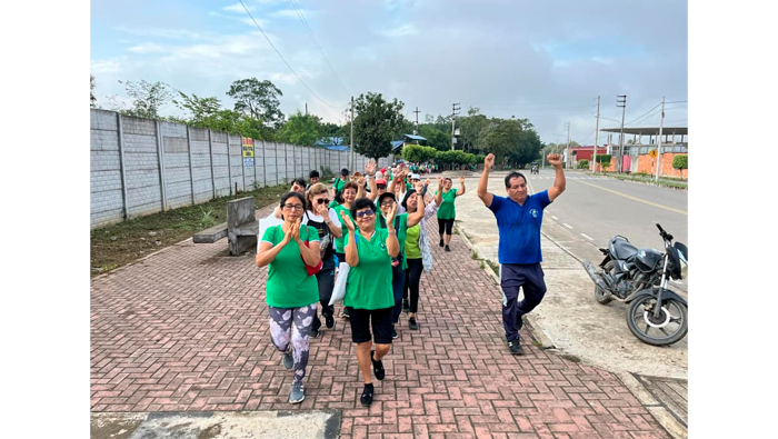 Adultos mayores participan de caminata motivacional.