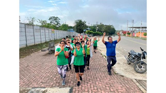 Adultos mayores participan de caminata motivacional. 