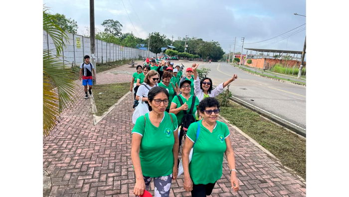Adultos mayores participan de caminata motivacional.