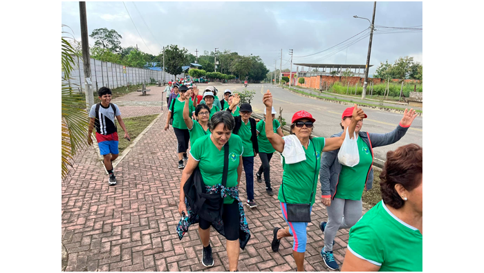 Adultos mayores participan de caminata motivacional.