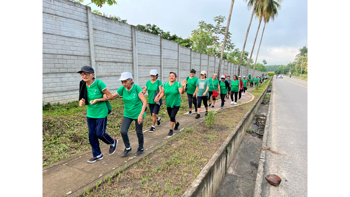 Adultos mayores participan de caminata motivacional.